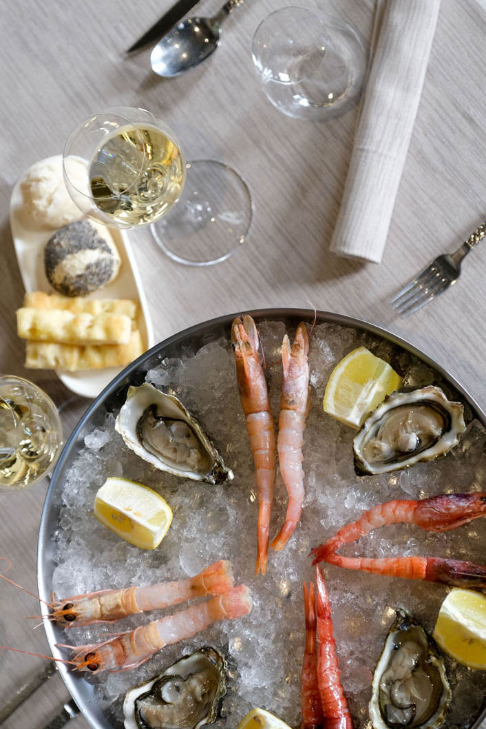 menù alla carta. Esplora un mare di freschezza con la nostra selezione di cruditè di pesce, un'esperienza culinaria che celebra i sapori delicati e pregiati del pesce fresco. Le nostre cruditè di pesce sono un trionfo di colori, texture e sapori, perfette per chi desidera un'esperienza gustativa leggera e raffinata. I nostri chef selezionano con cura i migliori frutti di mare, provenienti da fonti sostenibili e di alta qualità. Ogni pezzo di pesce viene preparato con maestria, tagliato in maniera precisa e presentato in modo artistico. Ogni morso offre una combinazione equilibrata di gusto marino, freschezza e delicatezza, che si scioglie in bocca. Accompagnate da salse raffinate e condimenti leggeri, le nostre cruditè di pesce offrono un'esperienza multisensoriale unica. Lasciati trasportare dal sapore salato e dolce del pesce fresco, dalla sua consistenza delicata e dalla vivacità degli accompagnamenti, creando una sinfonia di sapori che ti delizierà. Le nostre cruditè di pesce sono ideali per gli amanti del mare e per coloro che desiderano esplorare una selezione di frutti di mare freschi e prelibati. Sono perfette come antipasto leggero o come piatto principale raffinato, adatto alle occasioni speciali o semplicemente per viziarsi con una scelta culinaria di classe. Esplora un mondo di freschezza marina con le nostre cruditè di pesce, una festa per gli occhi e per il palato. Gusta ogni morso, lasciando che i sapori si mescolino e si espandano in bocca, mentre ti immergi in un'esperienza gastronomica indimenticabile, dedicata agli amanti del pesce e della cucina raffinata.