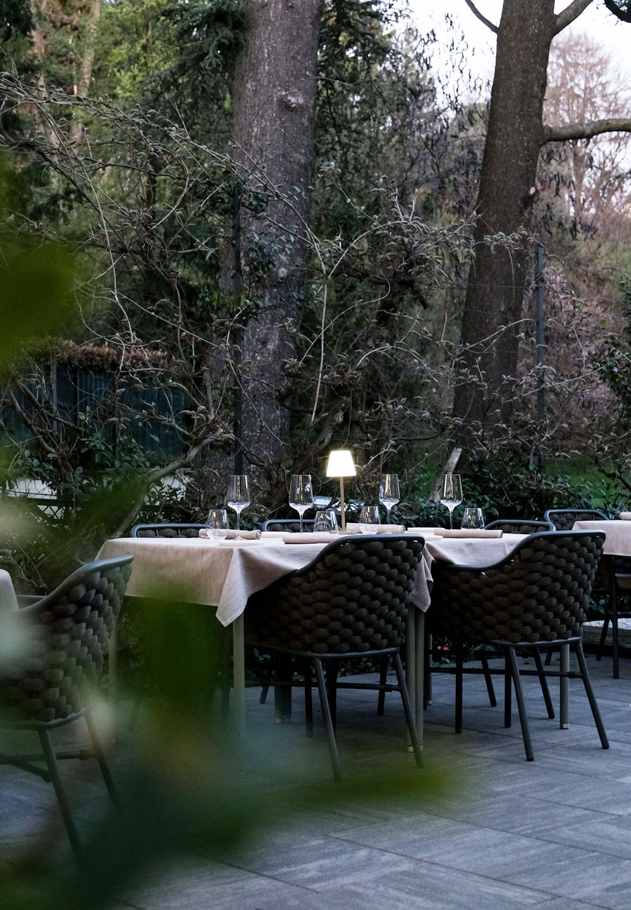 Dehor. L'ambiente esterno e molto accogliente del ristorante la table.